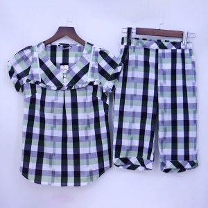 Bộ cổ tim tay ngắn quần lửng kiểu dáng đơn giản